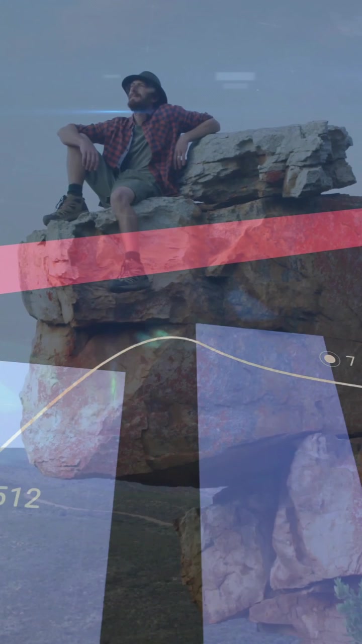 Animación de procesamiento de datos financieros sobre un hombre caucásico haciendo senderismo en las montañas
