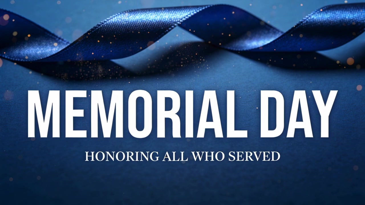 Titolo di apertura MEMORIAL DAY ONORANDO TUTTI COLORO CHE HANNO SERVITO su sfondo blu, con nastro ondeggiante e particelle che fluttuano.