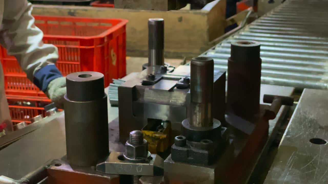 máquina de prensa de trabajo, las piezas pequeñas se insertan en la máquina