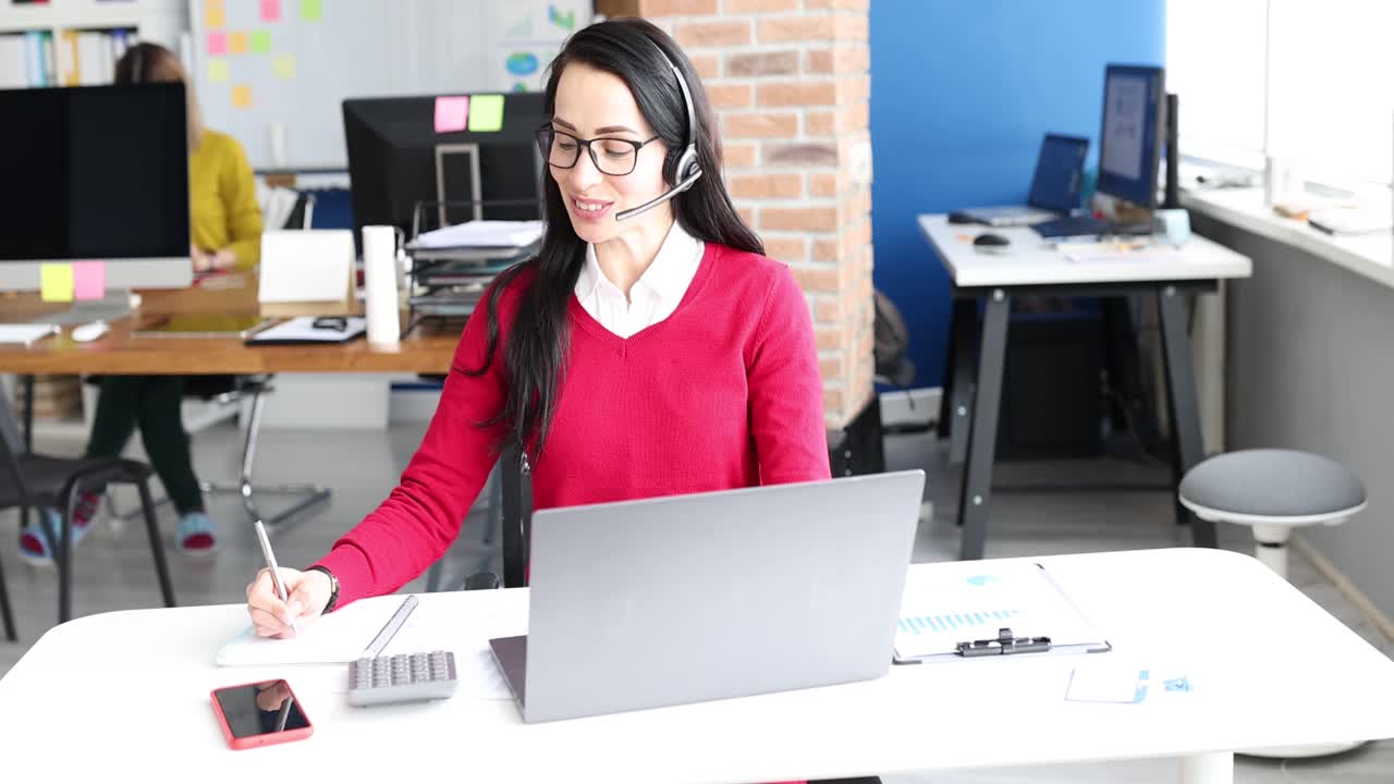 Mujer joven trabajando en un centro de llamadas, video 4K