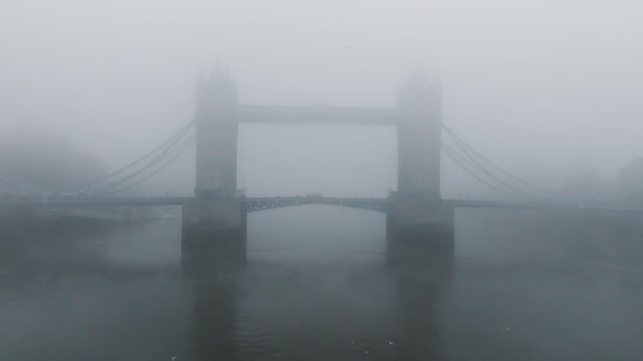 안개가 있는 타워 브리지, 런던, 나쁜 날씨, 스카이라인, 세인트 폴 대성당, 도시 템스 강, 현대식, 영국, 아침 안개