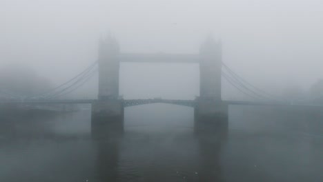 Tower-Bridge-Mit-Nebel,-London,-Großbritannien-Kalter-Gefrierender-Nebeltag-Im-Winter-Mit-Schlechtem-Wetter,-Skyline,-St-Paul&#39;s-Kathedrale,-Die-Stadt-Themse,-Modern-Alt,-Vereinigtes-Königreich,-Morgennebel
