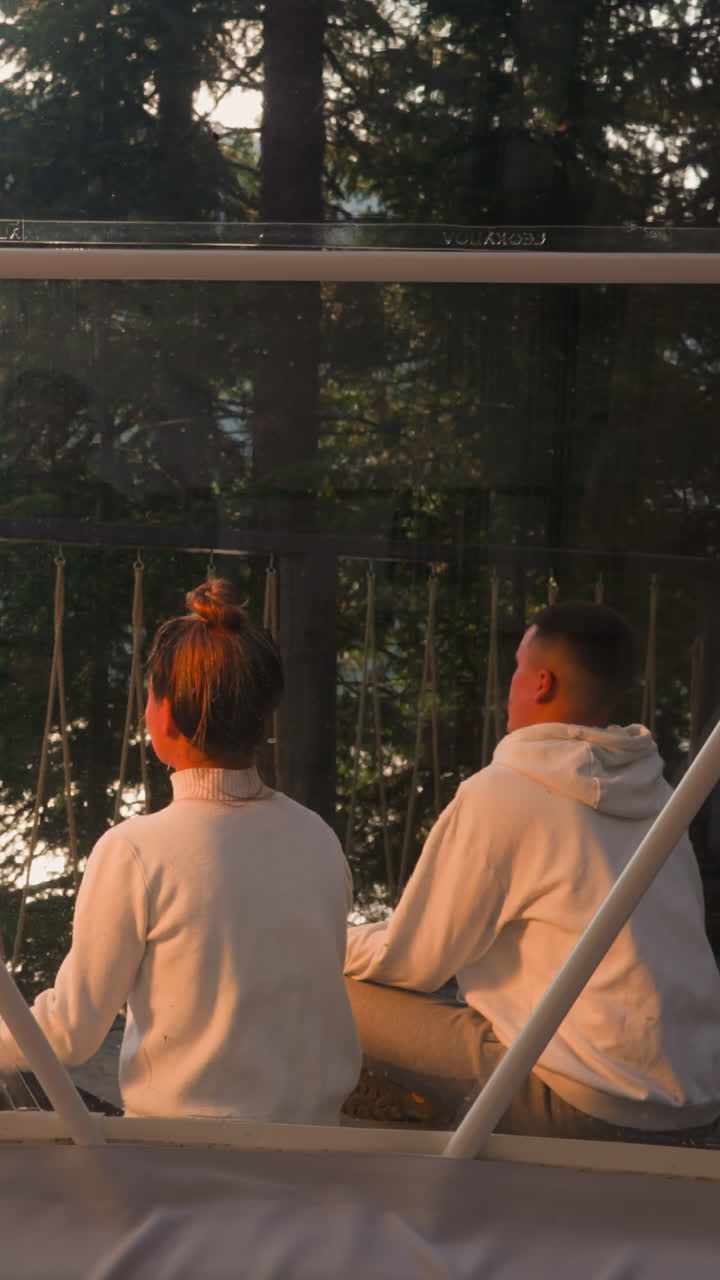 부부는 글램핑 사이트에서 명상에 몰입합니다. 남편과 아내는 친환경적인 피난처에서 위안을 찾는 한 조화의 감각을 발산합니다.