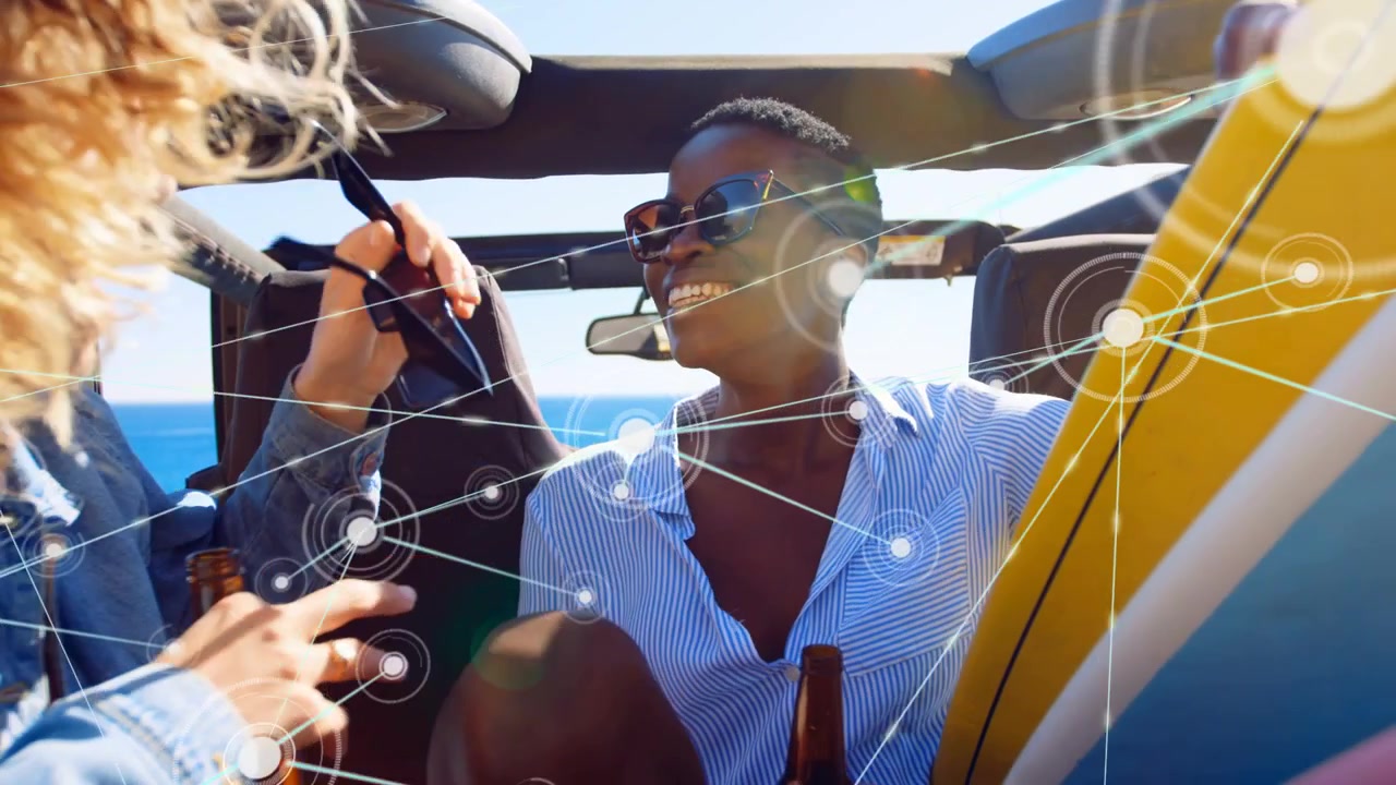 Donna che ride mentre l'amica a sinistra prende gli occhiali da sole, provandoli in auto, causando sovrapposizioni tecnologiche AR