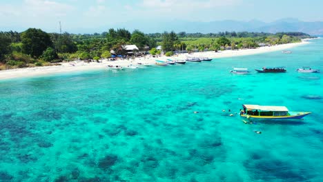 Yachten-Und-Boote-Liegen-Nahe-Der-Küste-Der-Insel-Gili-Im-Kristallklaren-Türkisfarbenen-Meer