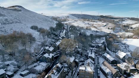 frío invierno nevado vista aérea cinematográfica paisaje urbano paisaje urbano con tejados cubiertos de nieve panorama pequeño pueblo rural de delph village west yorkshire, inglaterra