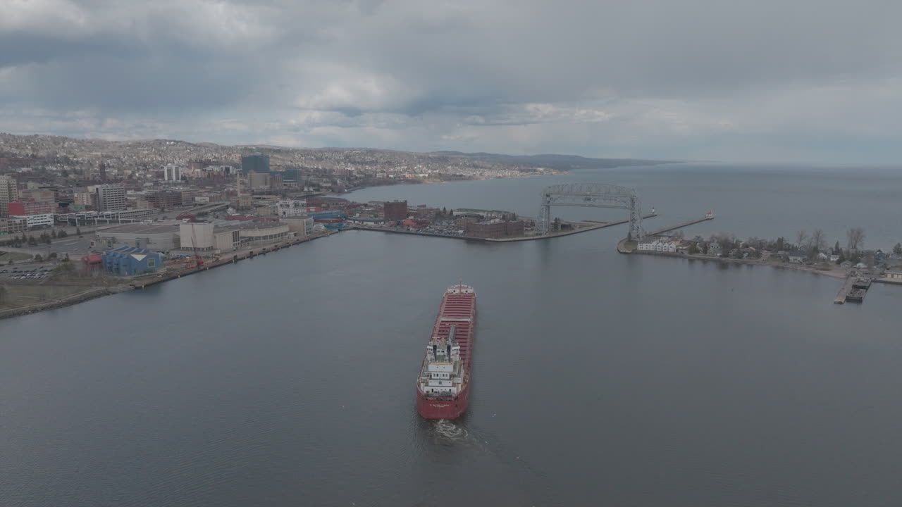 aerial, barco de carga dejando el puerto de duluth en minnesota en un día nublado