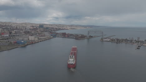 Aéreo,-Buque-De-Carga-Saliendo-Del-Puerto-De-Duluth-En-Minnesota-En-Un-Día-Nublado