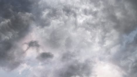 4k 黑雲和強烈的暴風雨