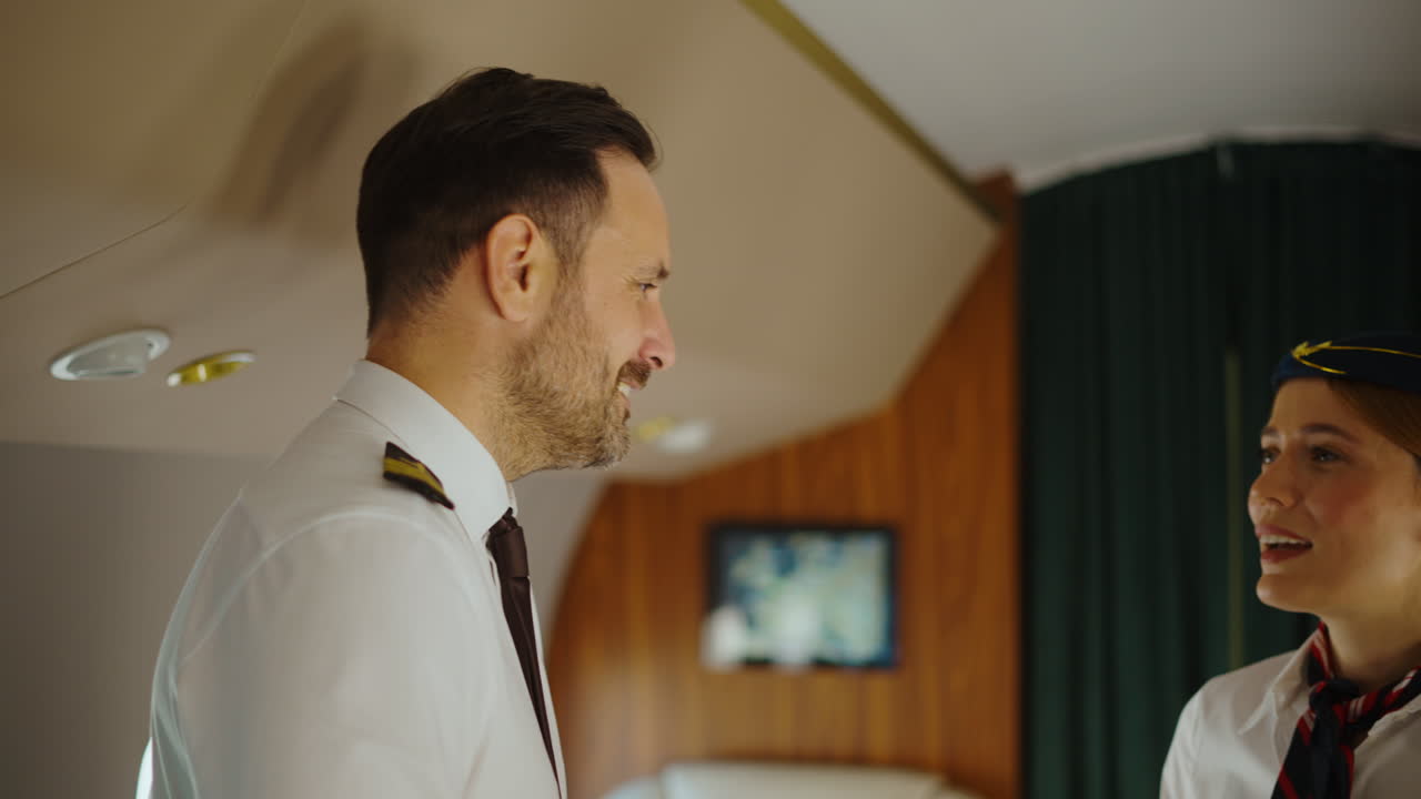 Interno di un aereo con professionisti dell'aviazione