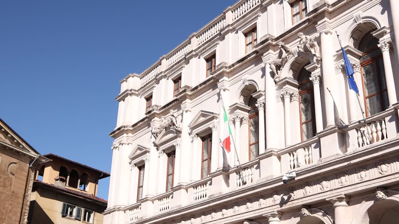 Vista esterna di un grande edificio neoclassico a Bergamo, Italia, caratterizzato da eleganti colonne e una facciata in pietra dettagliata.