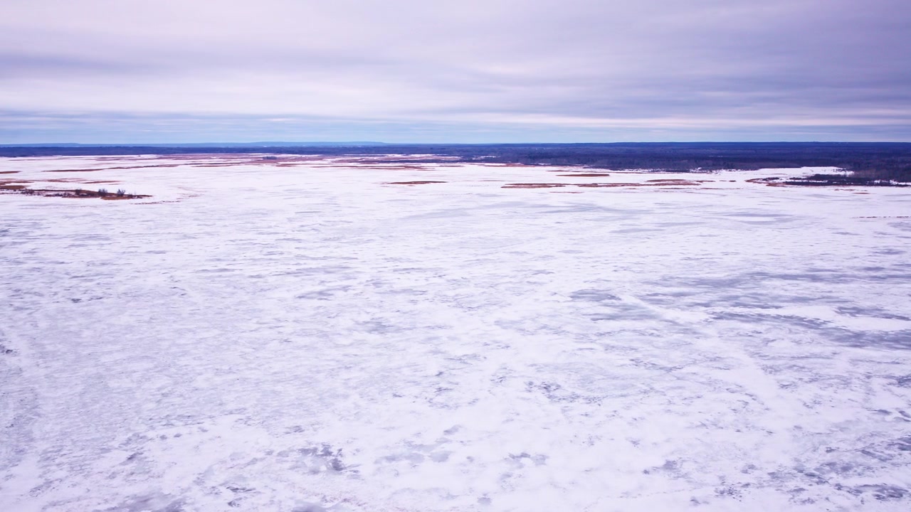 Yläkuva dronella, joka vangitsee abstrakteja talvisia jäärakenteita Suurilla järvillä.