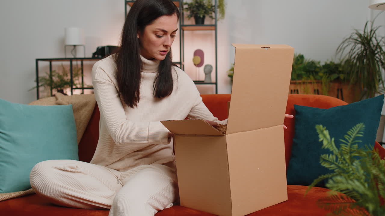 comprador enojado insatisfecho mujer joven desempaquetando el paquete sintiéndose molesta confundida entrega equivocada