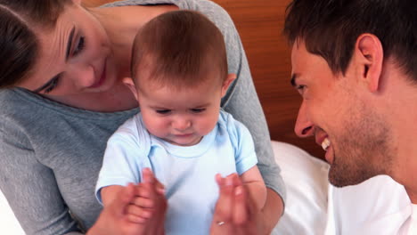 padres que adoran a su hijo pequeño