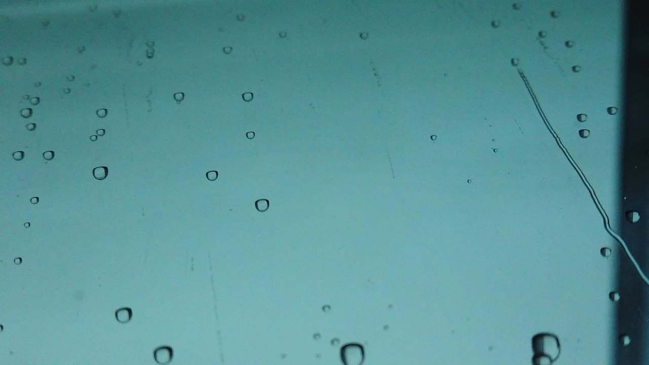 las gotas de lluvia caen sobre las ventanas muy lentamente, refrescando y reviviendo la vista