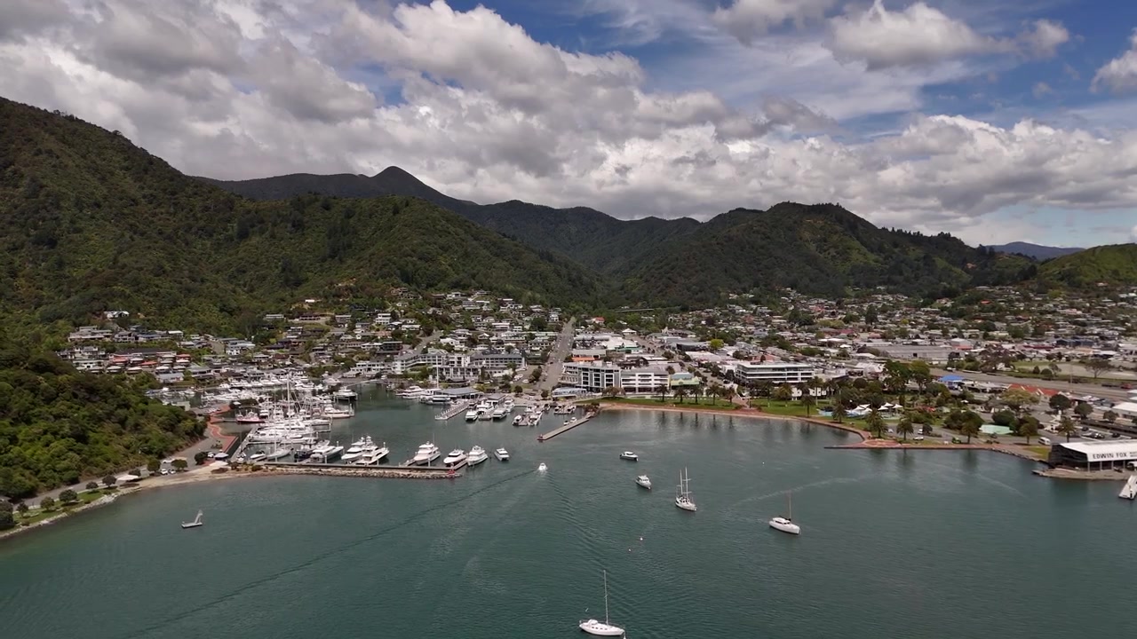 Vue par drone du port de Picton, présentant la ville côtière pittoresque, les yachts amarrés, la marina et les collines verdoyantes.