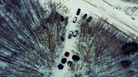 Vogelperspektive-Aus-Der-Vogelperspektive-Wintertropfen-Niedergang-über-Menschen-Hunde,-Die-In-Der-Kälte-Campen,-Nur-Wenige-Schritte-Von-Ihren-Autos-Entfernt,-Lastwagen,-Lieferwagen,-Die-An-Einer-Nebenstraße-Von-Crown-Land-In-Kanadas-Matthews-Crossing-Kostenlos-Geparkt-Sind