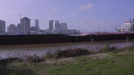 Zumbando-Desde-El-Otro-Lado-Del-Río-Mississippi-Hacia-La-Ciudad-De-Nueva-Orleans