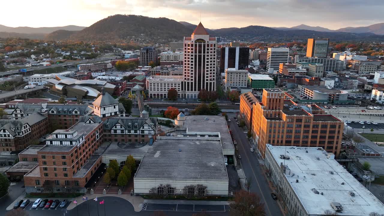 el centro de roanoke, virginia durante el hermoso amanecer