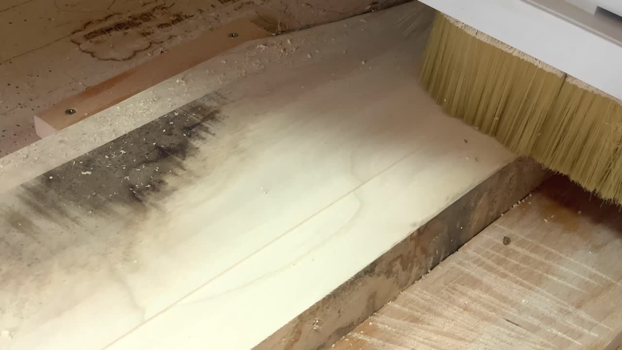 tablero de madera aplanado en la máquina cnc