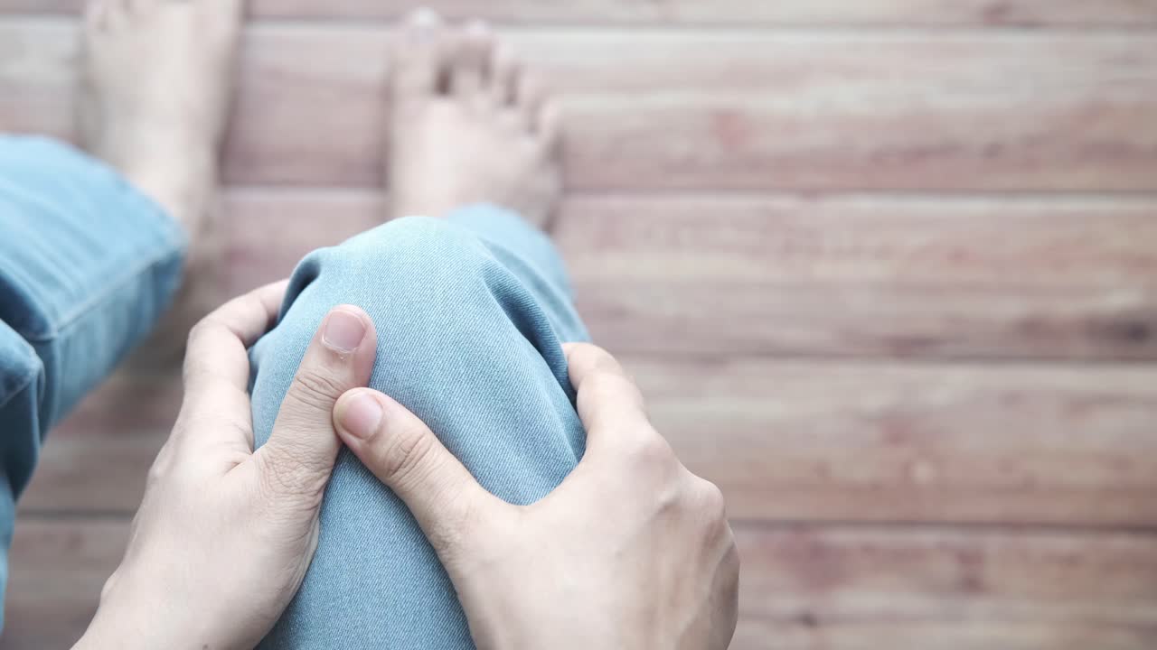 무이 아픈 사람을 들고 있는 사람