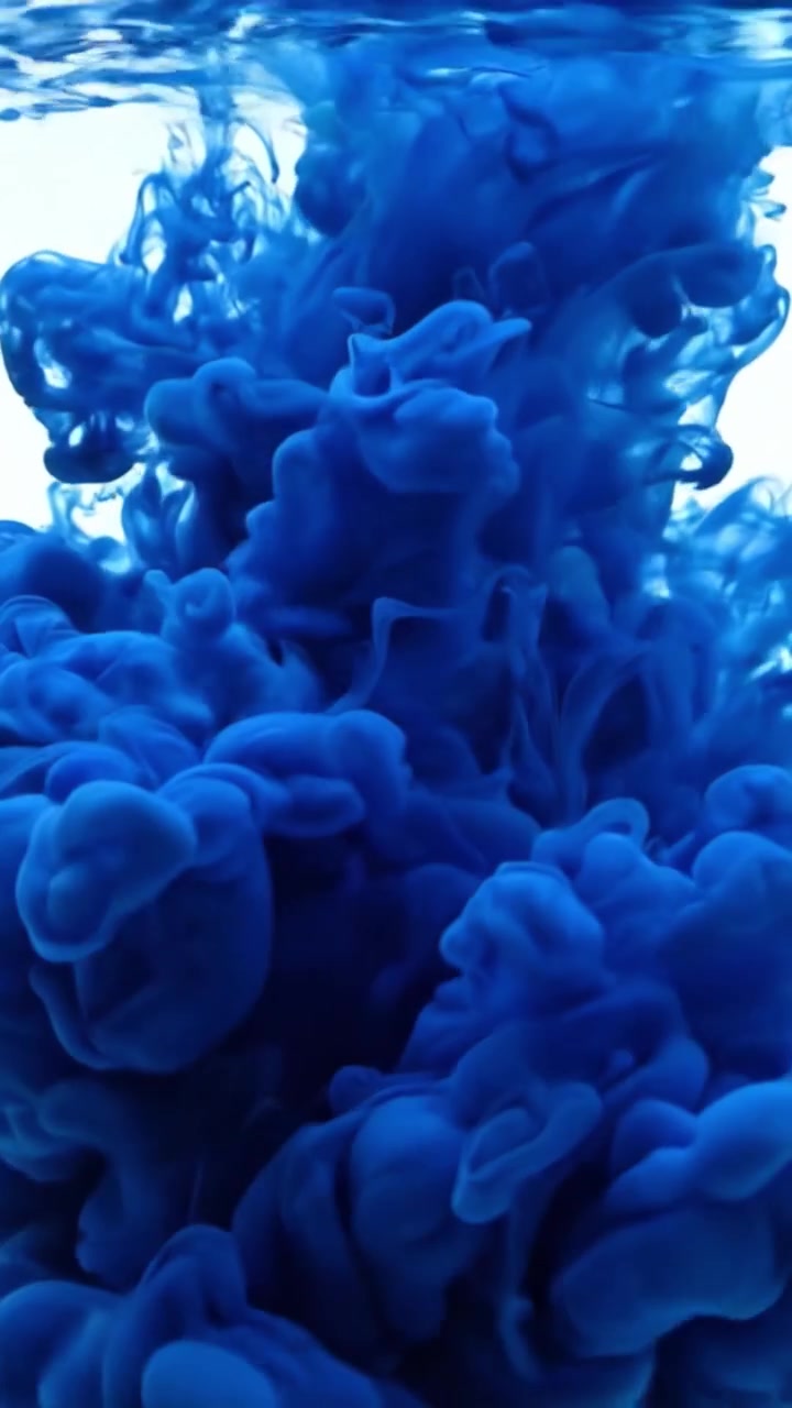 Una Danza Eterea di Inchiostro Blu nell'Acqua: Un Viaggio Visivo Mozzafiato Dalla Piuma Iniziale al Vortice Vibrante, Che Cattura la Bellezza del Movimento Fluido e dell'Interazione dei Colori