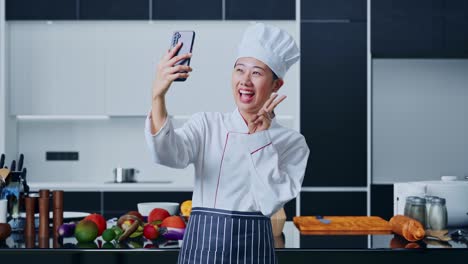 chef haciendo un video de cocina en una cocina moderna