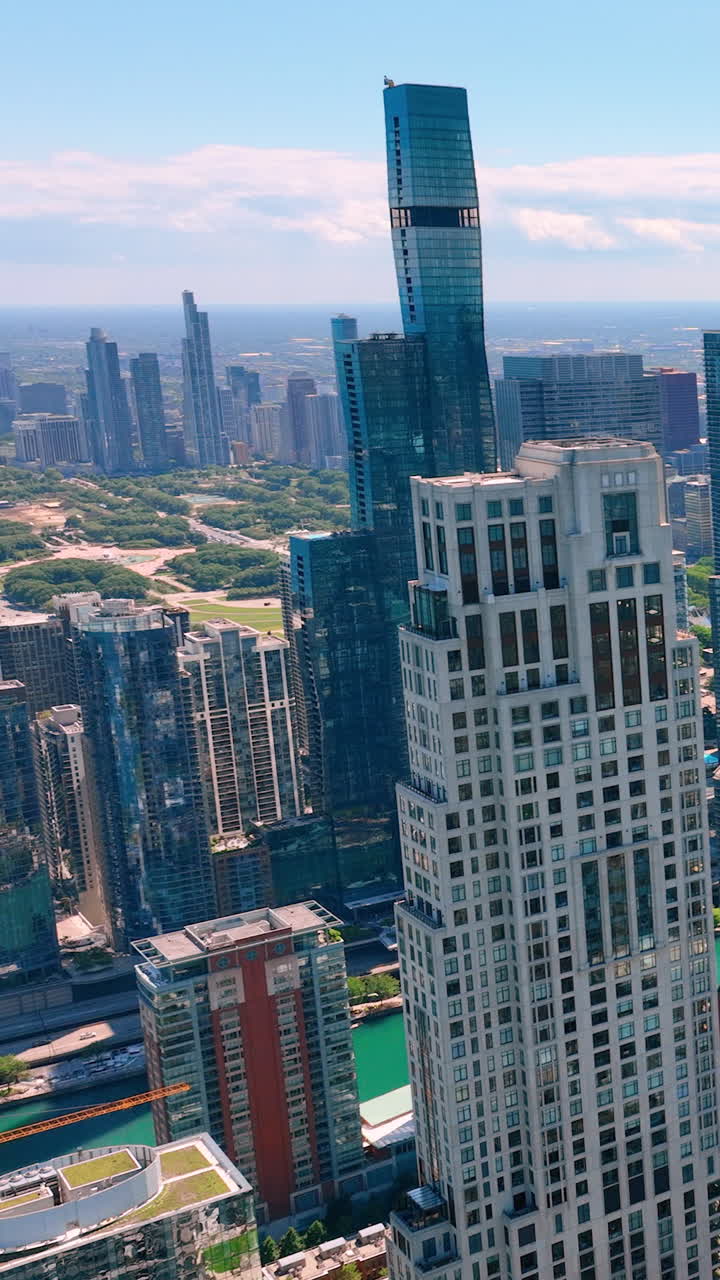 Vista do Millennium Park e do bairro New Eastside no centro de Chicago. Dia de verão ensolarado. Vídeo vertical