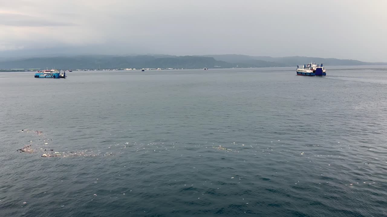 인도네시아 페리 터미널의 플라스틱 폐기물