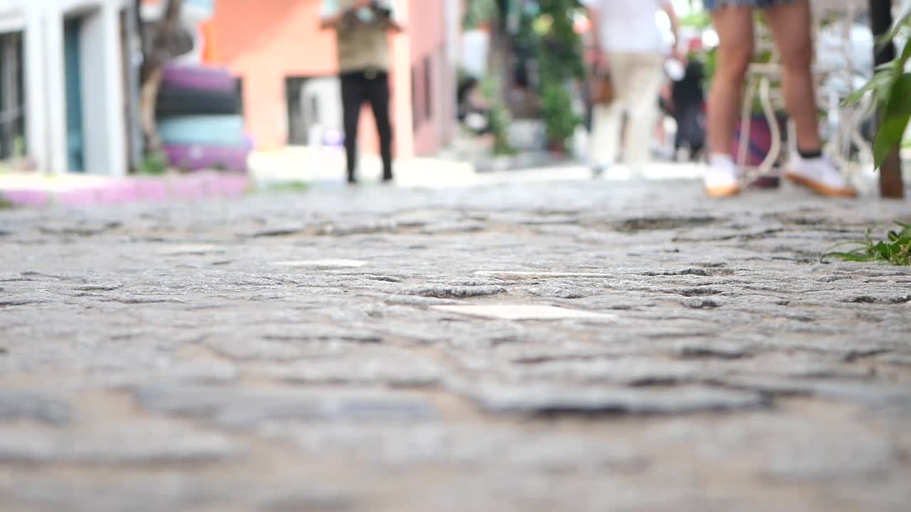 자갈로 된 거리 에서 고 있는 사람 들