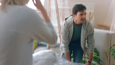 nuevo hogar, celebración y pareja feliz moviéndose sofá