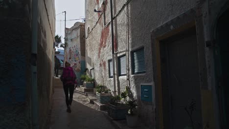 Touristen,-Die-In-Einer-Gasse-In-Taghazout-Spazieren