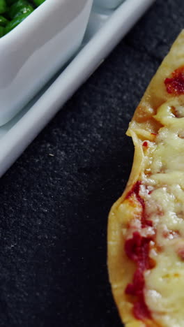 pizza al horno con aderezos de tomate cereza e ingredientes