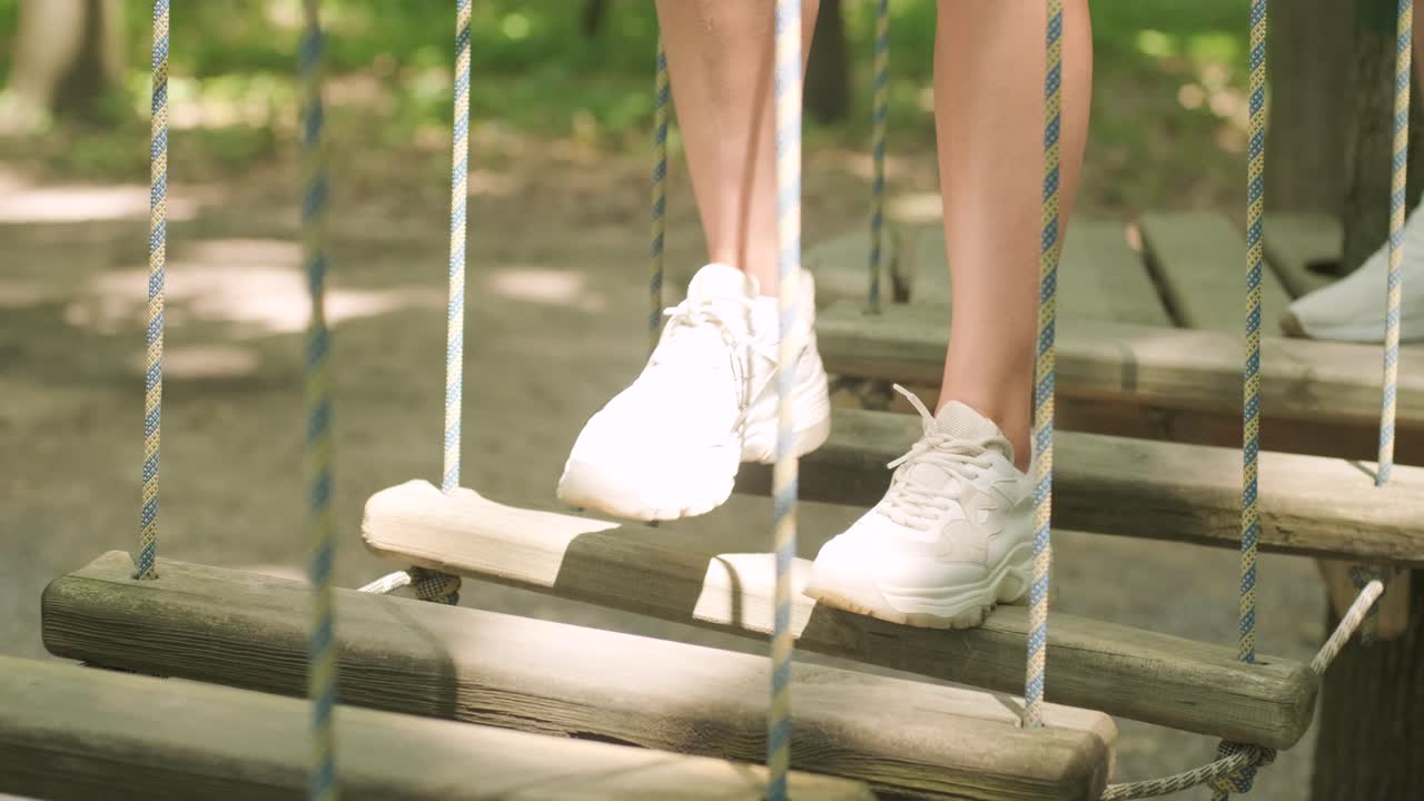 모험 등반 하이 와이어 파크 - 산 헬과 안전 장비를 입은 사람들이 코스에 있습니다.