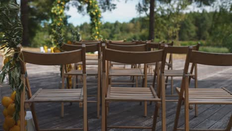 ceremonia de boda al aire libre con decoraciones de limón