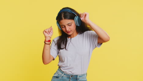 Feliz-Y-Divertida-Mujer-India-Con-Auriculares-Escuchando-Música-Bailando-Discoteca-Divirtiéndose-Relajándose-En-La-Fiesta