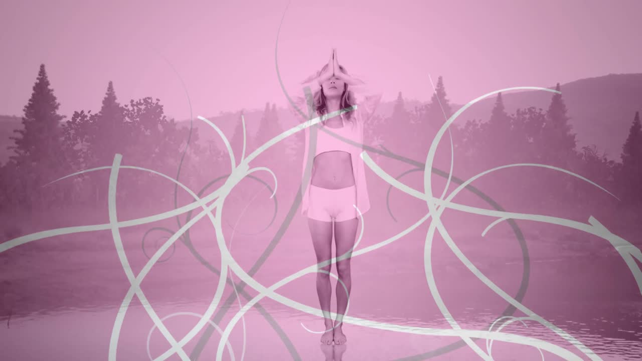 женщина занимается йогой на открытом воздухе 4к