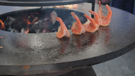 grilled shrimp on a circular grill