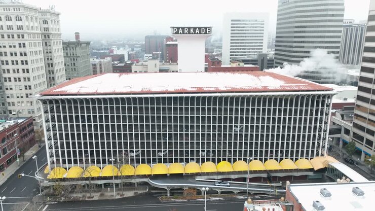 Ripresa aerea che si avvicina a un parcheggio multipiano a Spokane, Washington