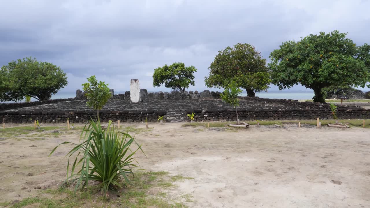 Antiche rovine in pietra su un'isola tropicale