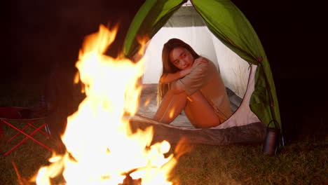 Una-Triste-Y-Solitaria-Mujer-Asiática-Durmiendo-En-Su-Tienda-Mientras-Acampaba-Sola-Al-Aire-Libre-Frente-A-Una-Hoguera