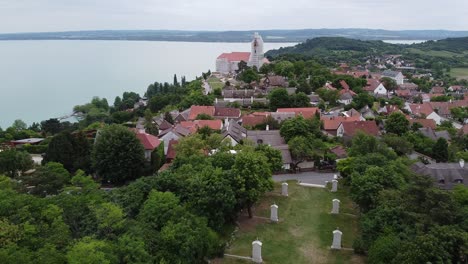 La-Pequeña-Ciudad-De-Tihany-En-Hungría-Con-El-Lago-Balaton-Al-Fondo