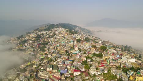 ciudad de montaña cubierta de niebla