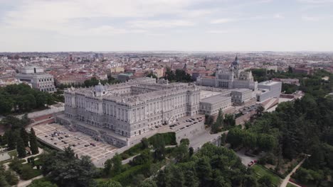 palacio real en una impresionante vista aérea, tiro ancho