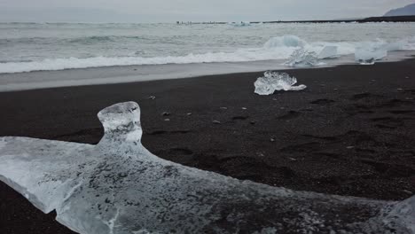 4k-60fps-De-La-Playa-Diamod,-Una-Playa-Famosa-Cuyo-Iceberg-Se-Ha-Derretido-Y-Parece-Un-Diamante-En-La-Playa.