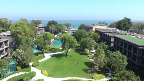 vista aérea del mar del océano hua hin con parque y jardín en el complejo hotelero, tailandia