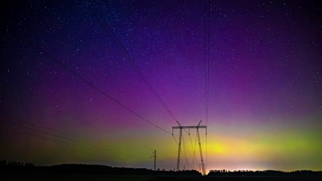 Cables-Eléctricos-Colgados-Frente-A-Un-Cielo-Estrellado-De-Aurora-Boreal---Toma-De-Lapso-De-Tiempo