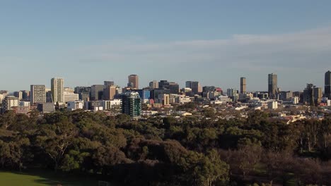 Drohnenaufnahme-Des-Adelaide-CBD,-Der-Sich-Von-Rechts-Nach-Links-Bewegt,-Mit-Den-Parklandschaften-Von-Adelaide-Im-Vordergrund