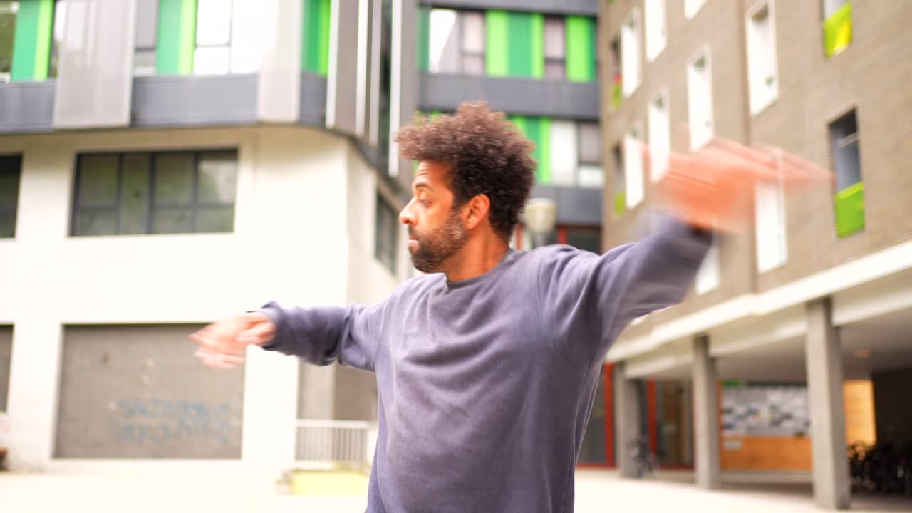 hombre bailando al aire libre