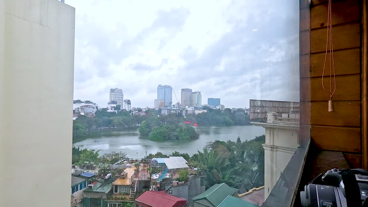 paisaje urbano con edificios y cielo nublado